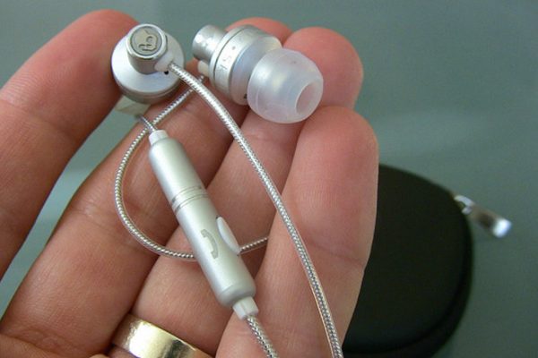 10 Tips Memilih Earphone yang Aman untuk Kesehatan Telinga