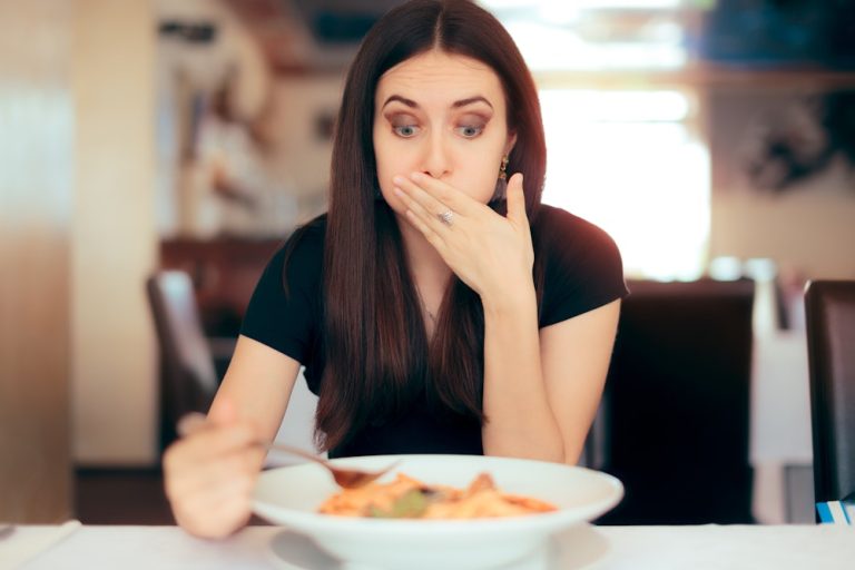 10 Tips Menghindari Alergi Makanan Saat Makan di Luar