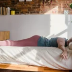 10 Posisi Tidur Terbaik untuk Meredakan Dada Sesak