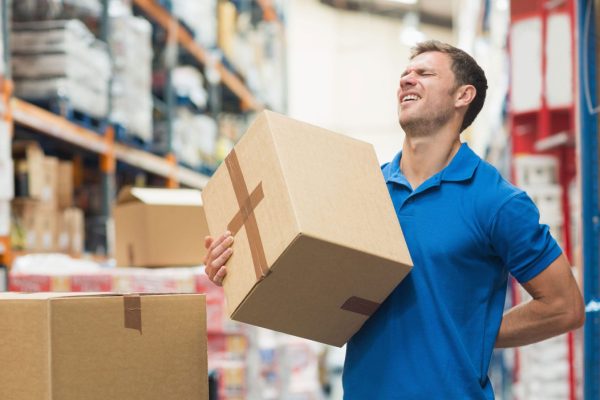7 Cara Mengangkat Beban yang Benar untuk Cegah Cedera Belakang