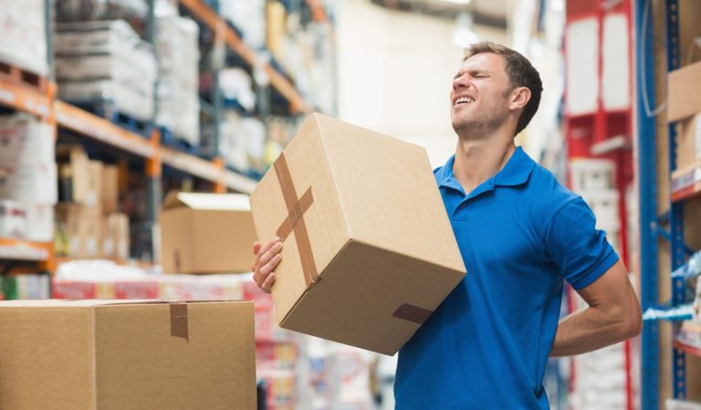 7 Cara Mengangkat Beban yang Benar untuk Cegah Cedera Belakang