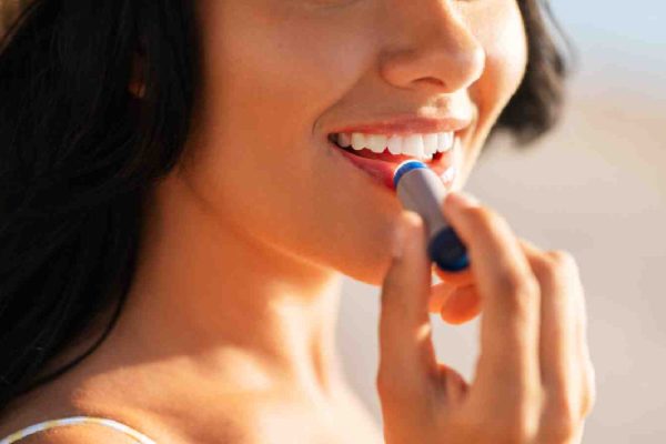 7 Cara Melindungi Bibir dari Paparan Sinar Matahari